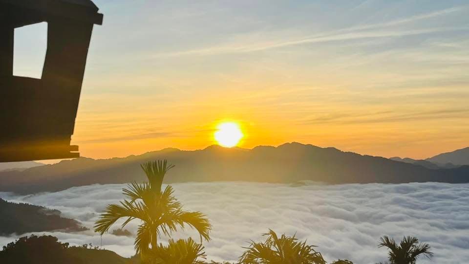 Mặt trời ló dạng trên biển mây nhìn từ mái nhà homestay