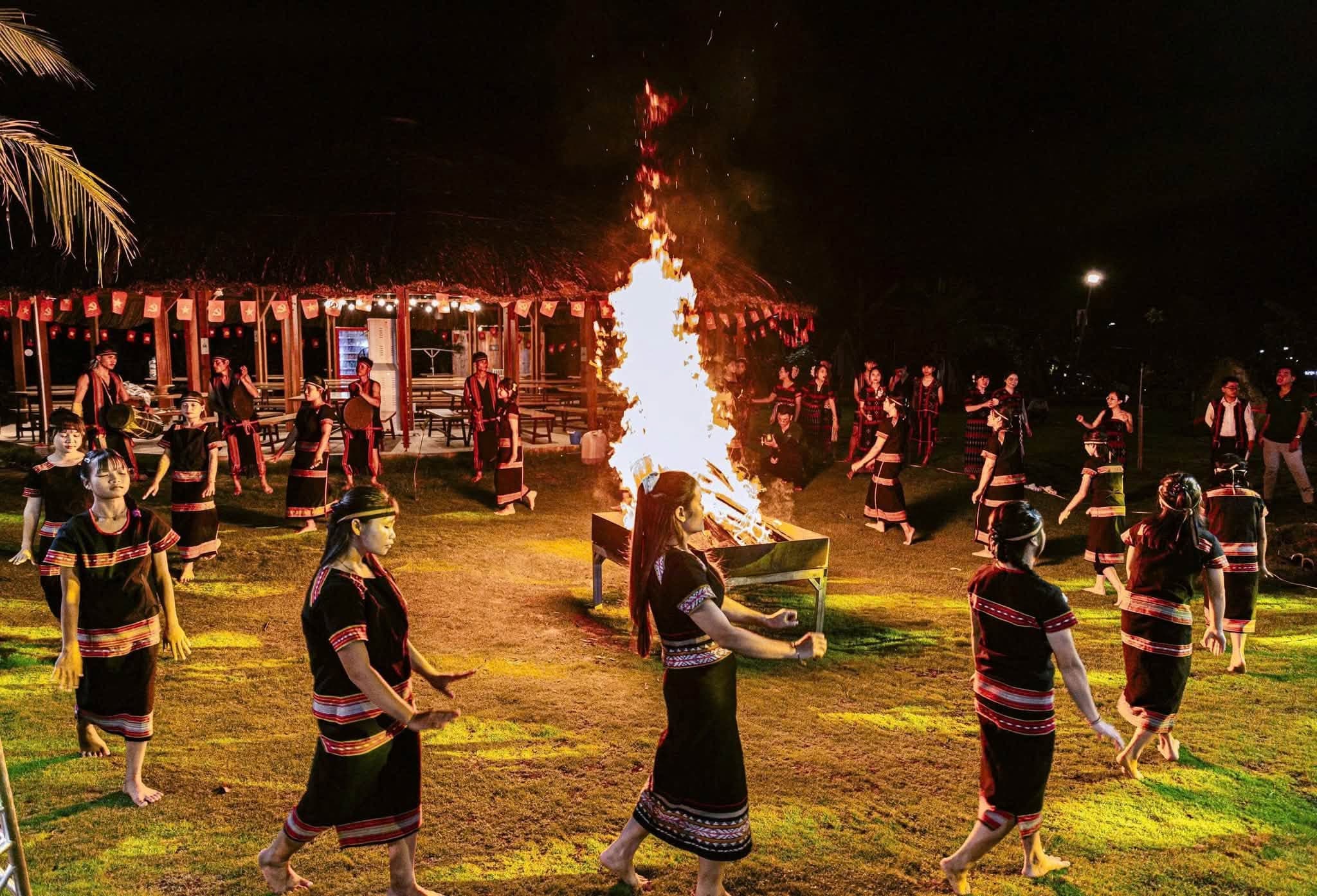 Đêm hội lửa trại, bà con dân tộc múa vòng quanh đống lửa