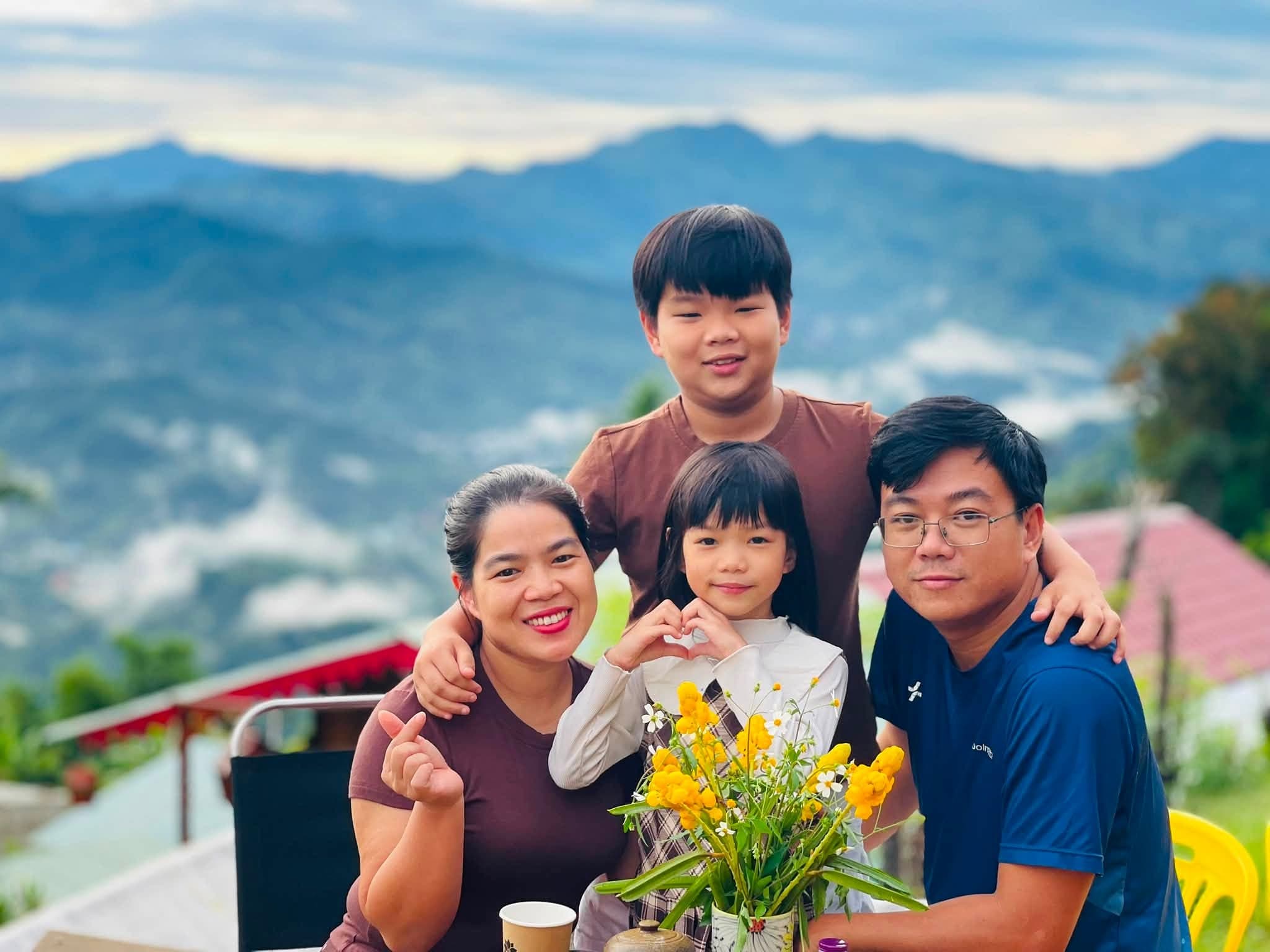 Gia đình bốn người quây quần chụp ảnh giữa núi rừng Mây Takpo