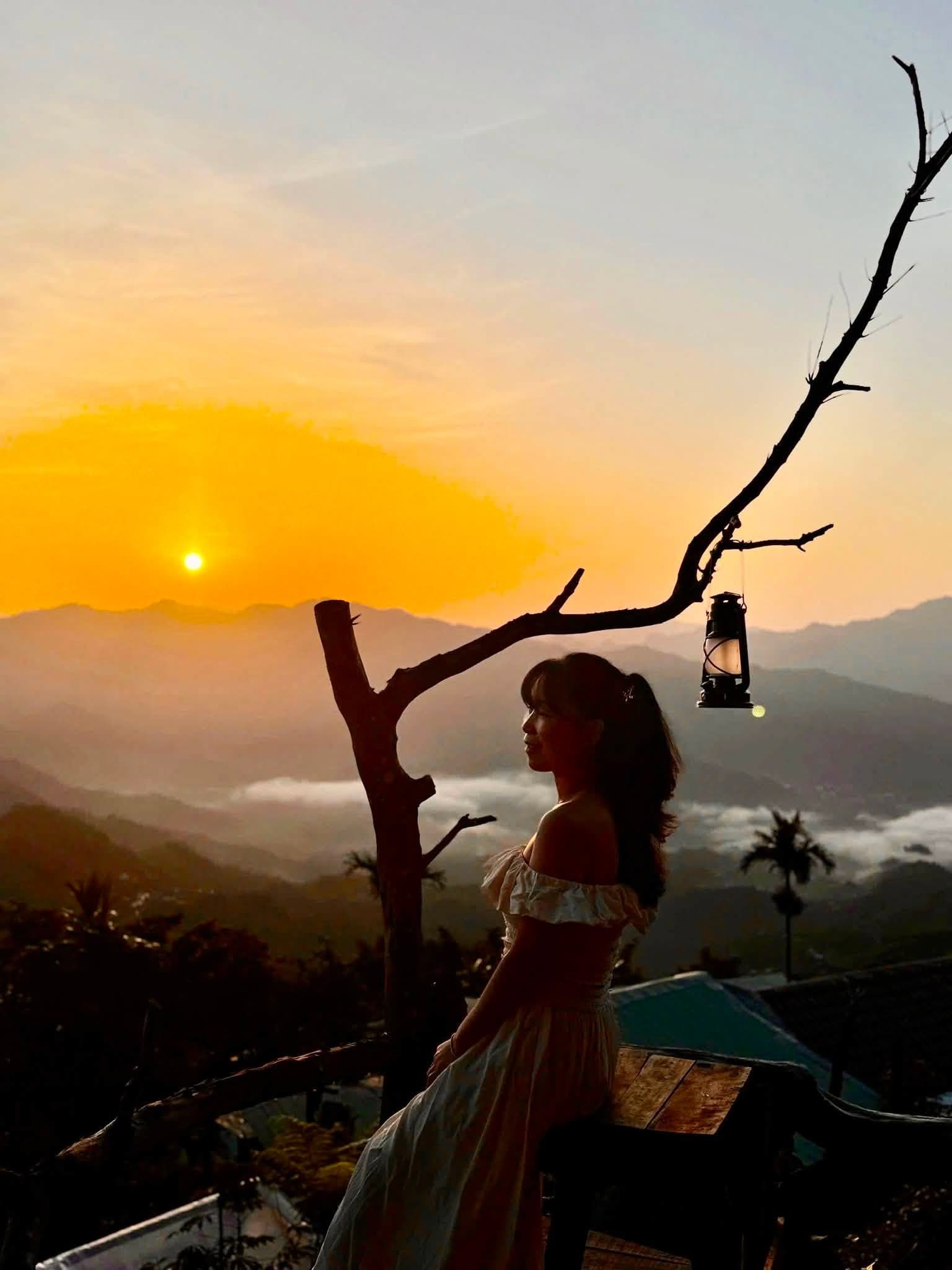 Bóng dáng thiếu nữ bên đèn lồng cổ, hoàng hôn rực rỡ trên núi