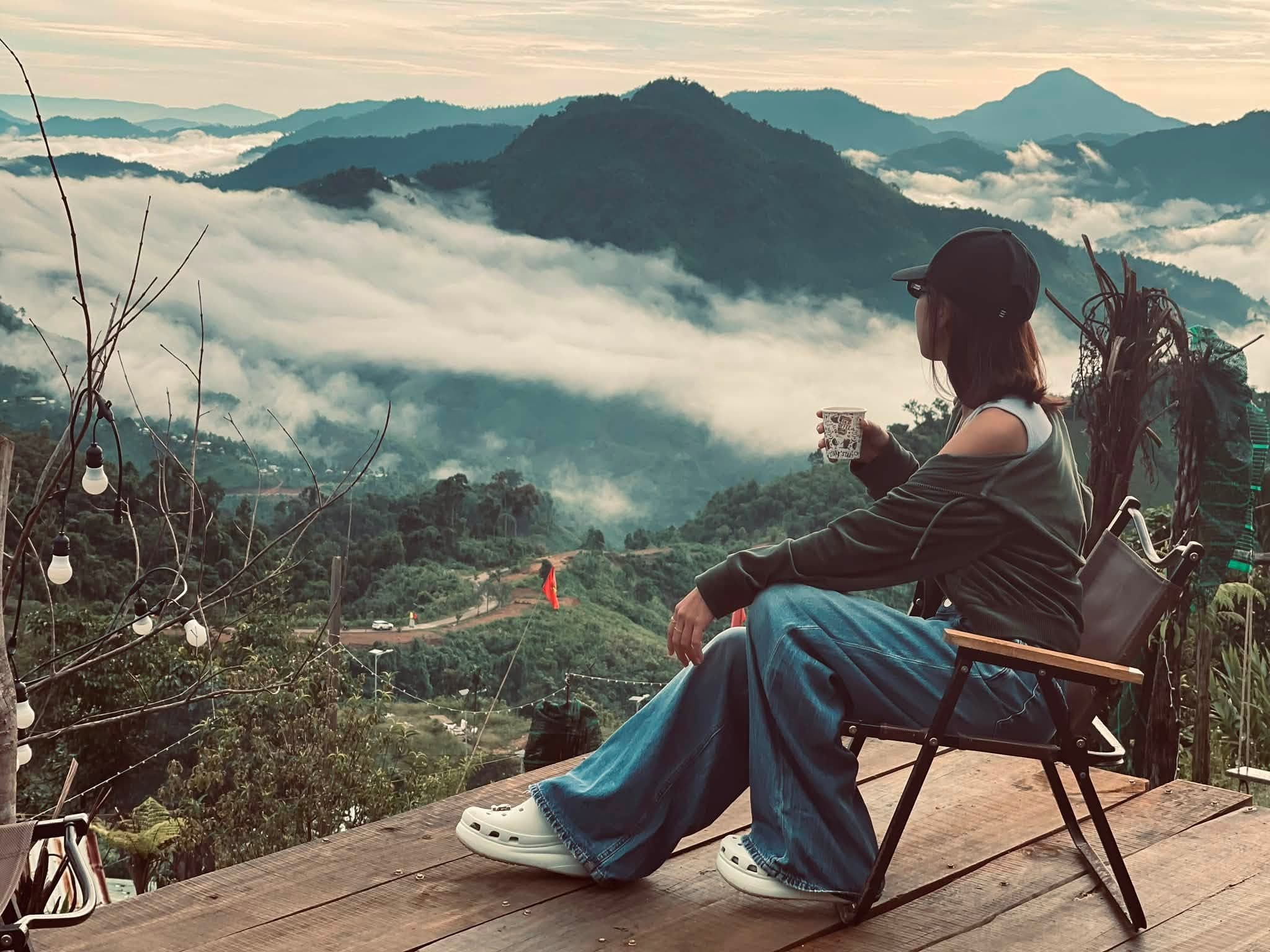 Khách ngồi nhâm nhi cà phê, phóng tầm mắt ra thung lũng mây