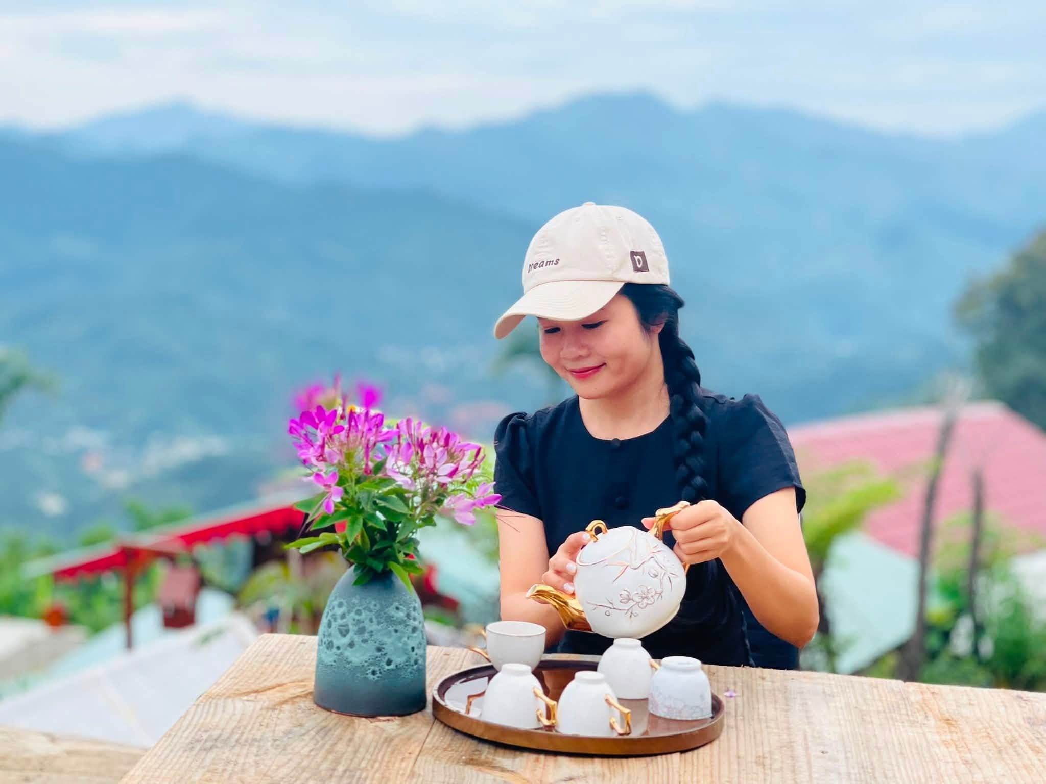 Pha trà bên bình hoa tím, view núi mờ sương