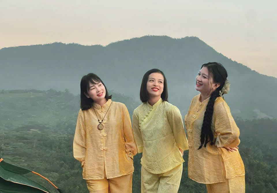 Ba cô gái áo vàng trước núi rừng Tăk Pổ