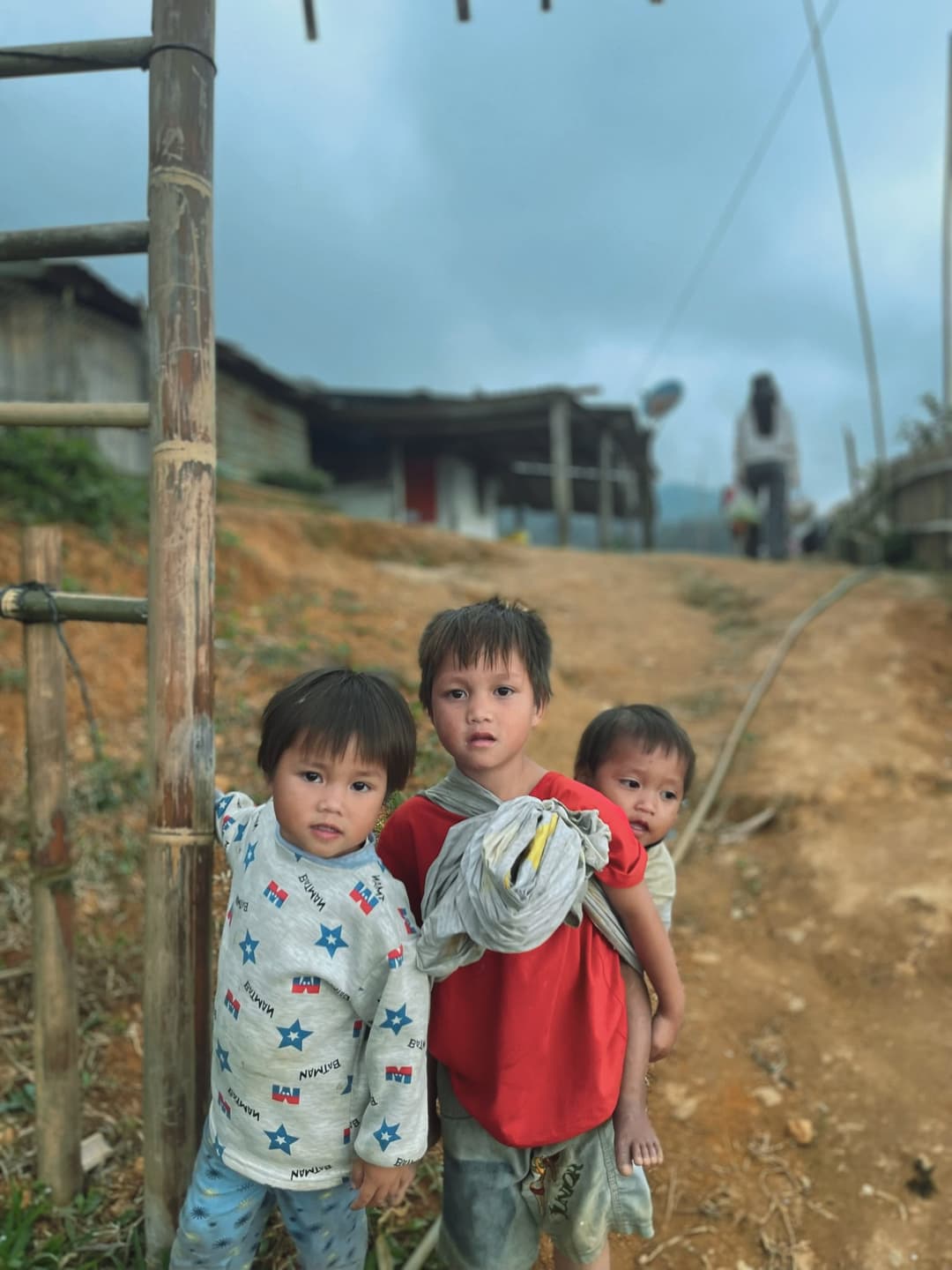 Trẻ em Ca Dong vui chơi ở làng Tăk Pổ