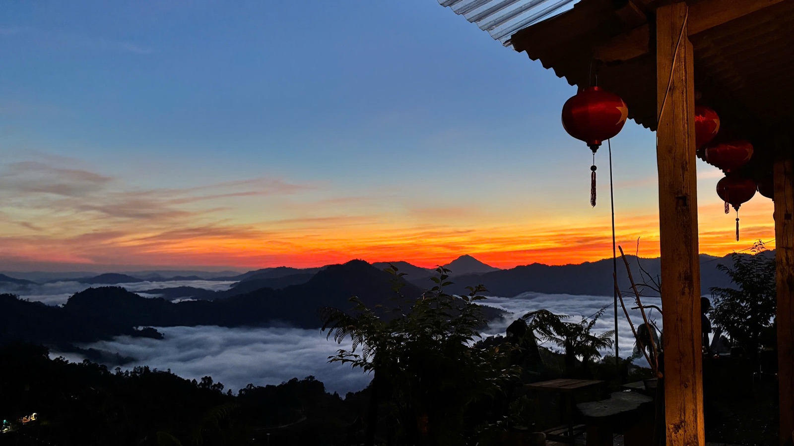 Hoàng hôn trên biển mây nhìn từ Nóc Tăk Pổ