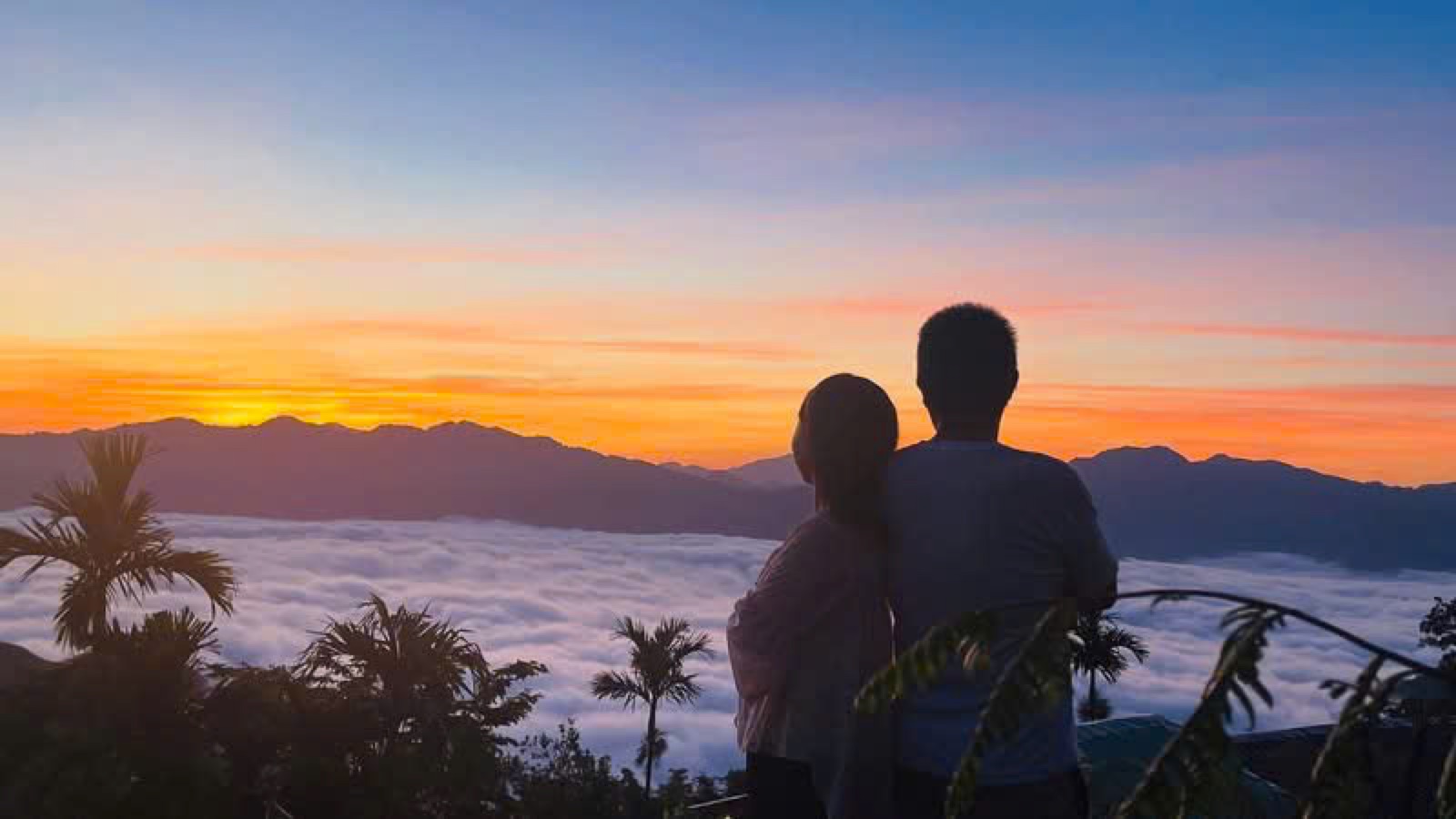 Đôi bạn ngắm hoàng hôn biển mây Tăk Pổ