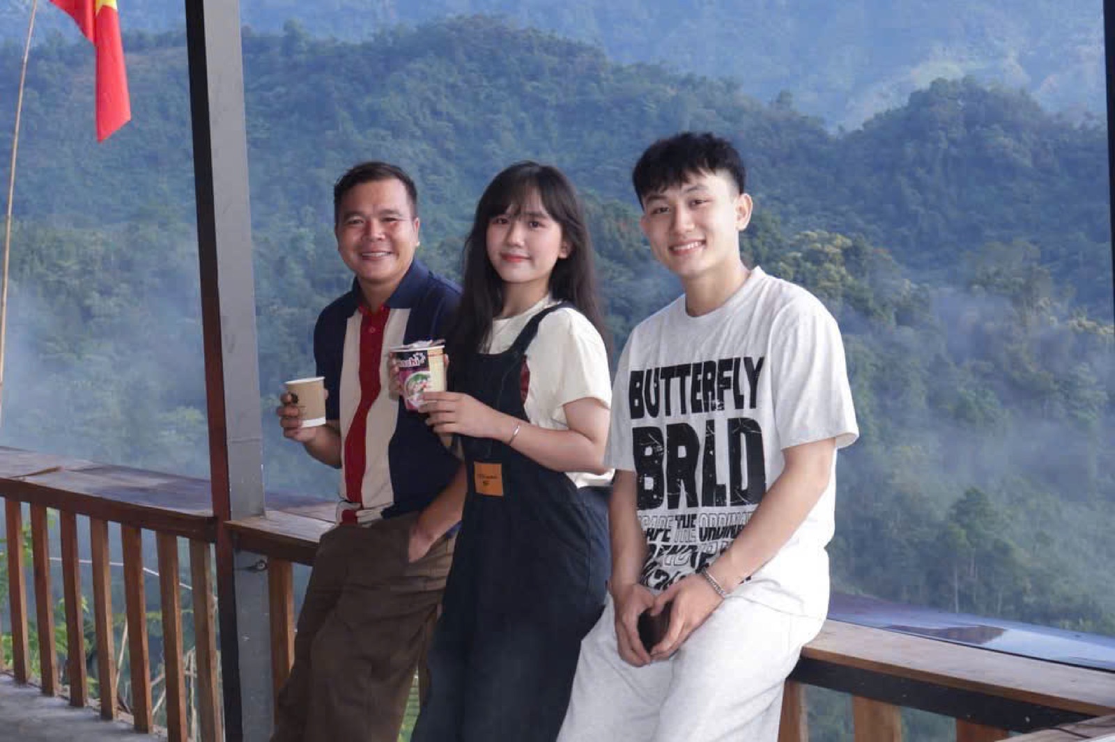 Nhóm bạn trẻ trên ban công view núi Tăk Pổ