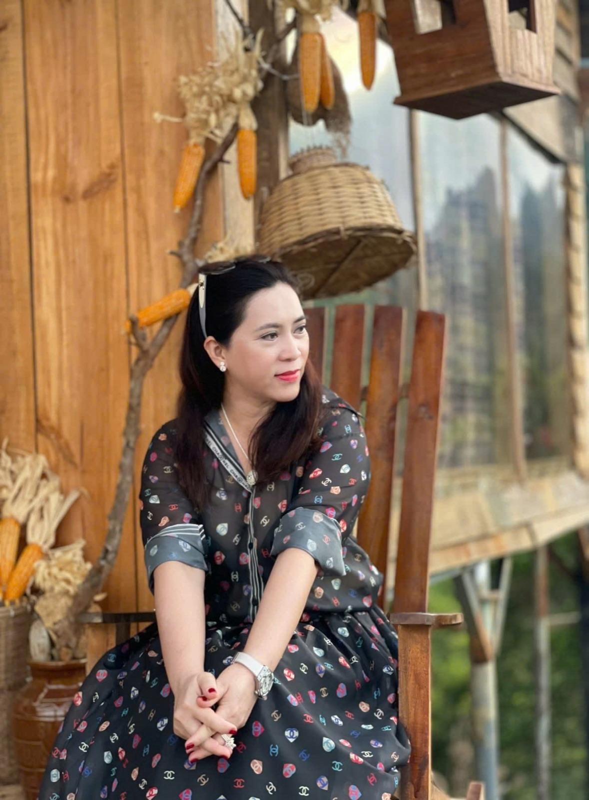Tạo dáng bên khung cửa gỗ homestay Mây Takpo