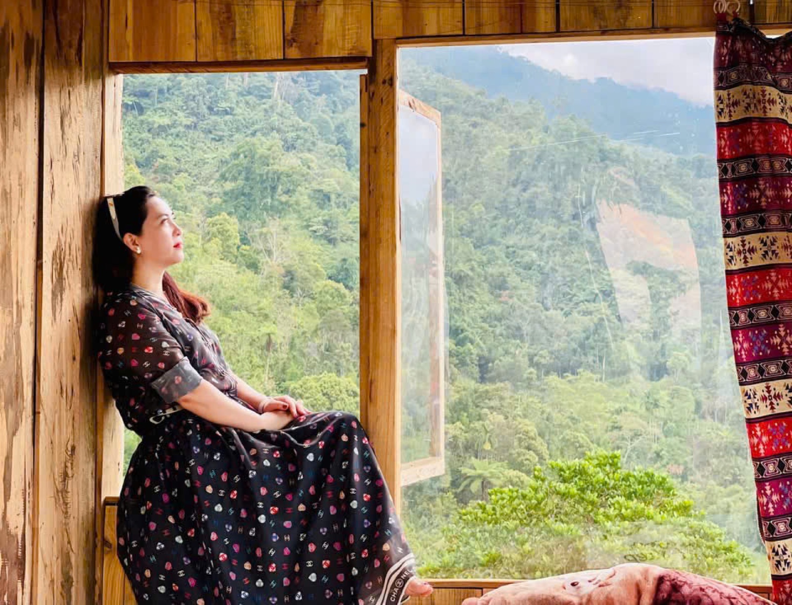 Bên cửa sổ gỗ nhìn ra thung lũng Tăk Pổ