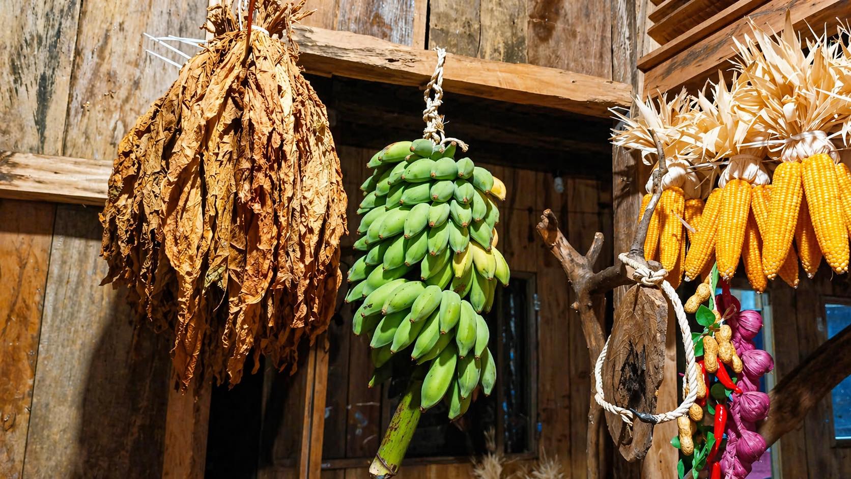 Nông sản bản địa treo trước nhà gỗ Tăk Pổ